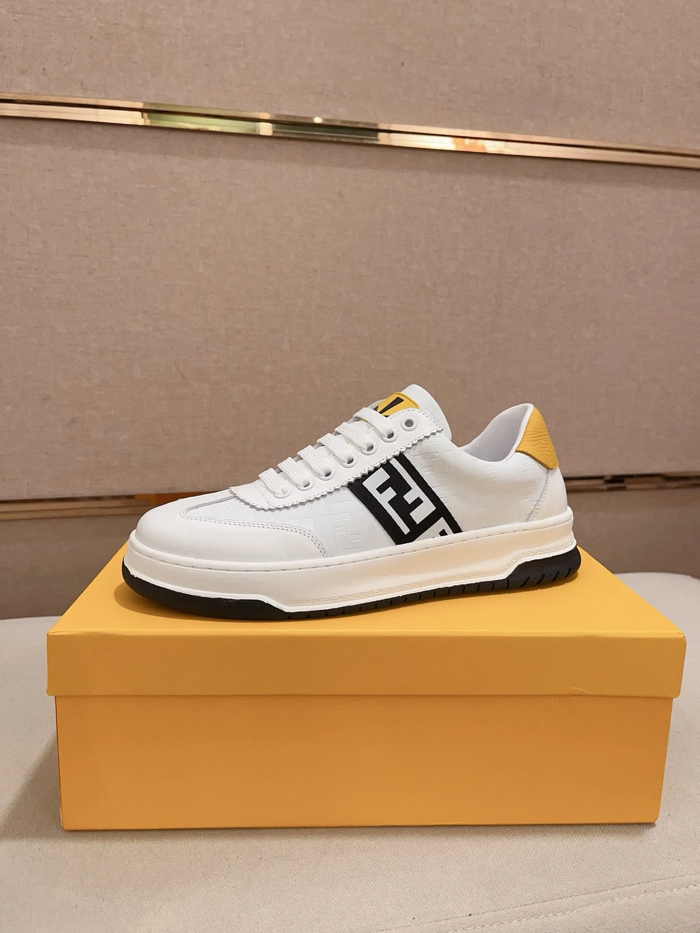 Men's shoes💰: 400💰[Fendi] Fendi's latest casual shoes for men! Available at counters simultaneously! A one-to-one replica of the original. All imported official website one-to-one cowhide fabric. The interior is made of top-grade sheepskin, and the original factory-supplied rubber outsole is used. Leading new fashion concepts. Matching code: 38-44. (can be customized for 45 non-refundable)